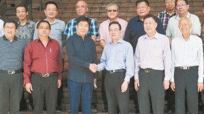张威如（前排左3起）与陈坤海，带领槟州各姓氏宗联委及槟华堂理事会进行友好交流。