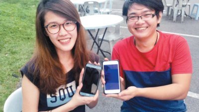 杨翠柔（左）及黄德源这对夫妻虽选择不同操作系统的手机，但不影响两人的生活及婚姻理念。
