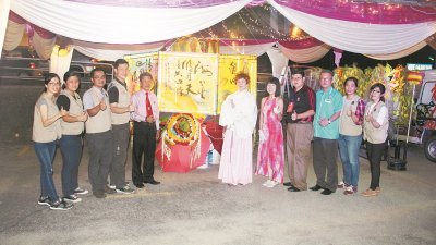 杜清趁（左5起）、陈丽媚、黄俊杰（左8起）与白福春参观郭柔莹（左7）制作的“峇迪墨染”巨型灯笼后，与峇株巴辖华文媒体协会众理事交流。