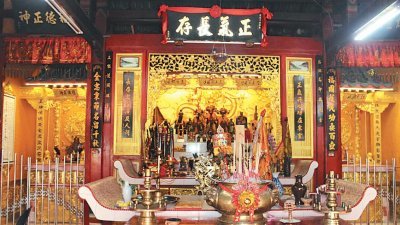福全宫庙内的神明座殿已粉刷金色漆，并预计2018年中旬整间庙宇就能披上金色漆的新装。