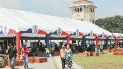 主办单位提供大型冷气帐篷，以分开不同参展主题，让民众可了解柔州政府政绩。（摄影：刘维杰）