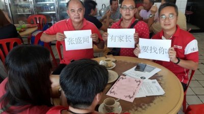 两名学生家长向颜闻昌（左起）、郭纬界以及黎潍裮，投诉校方强制以乐捐方式征收补习班。