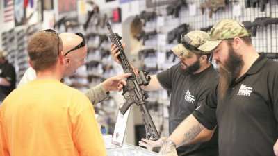拉斯维加斯的枪械商店“新前线”内，店员为顾客展示枪支。美国宪法赋予公民拥枪的权利，形成根深蒂固的枪支文化，虽然过去多次发生严重枪击事件后，总会掀起加强枪支管制的呼声高起，但最终都归于沉寂。