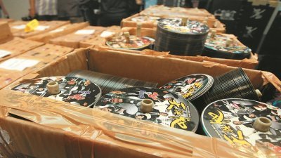 警方起获逾10万张的翻版光碟，估计市价超过百万令吉。