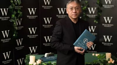 日裔英国籍小说家石黑一雄夺得本次诺贝尔文学奖，而他的著作《长日将尽》和《别让我走》曾被改编成电影，新作《被埋藏的巨人》也已被电影制作人签下版权。