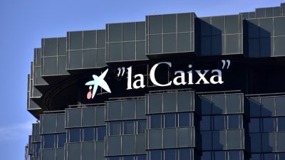 加泰罗尼亚自治区想要独立，当地银行准备迁册。图为西班牙第3大银行凯克萨银行位于巴塞罗那的总部。