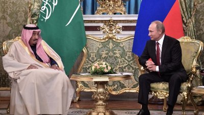 俄罗斯总统普京周四在克里姆林宫，接待到访的沙地国王萨勒曼。观察指，萨勒曼此行显示，沙俄两个历史上的宿敌似有降低敌对、改善关系的迹象。