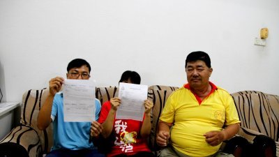 53岁华裔妇女（中）误信诈骗电话指其儿子涉及毒品案被扣留在警局，六神无主下把5万令吉血汗钱汇给对方。右为马振源。
