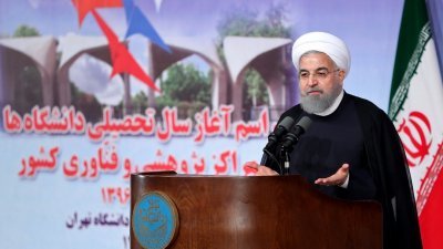 伊朗总统鲁哈尼周六在德黑兰大学新学年开学典礼上演说，重申任何人都不能撕毁已达成的伊核问题全面协议。-法新社/伊朗总统府-