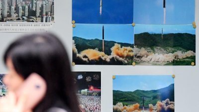 南韩军方高层消息人士8日透露，由国防科学研究所主持的断电炸弹研制技术已有成果，随时可制造出碳纤维弹，可使核弹基地停电瘫痪12个小时以上。图为北韩屡次试射导弹照片。