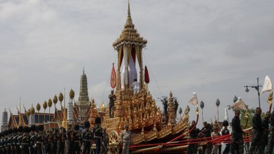 泰国军方和皇宫官员周六在大皇宫，为已故泰王普密蓬的葬礼进行彩排。-路透社-