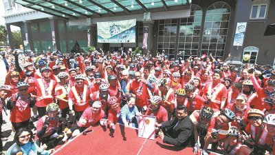 无惧视障问题，65名视障者勇于接受挑战，骑上双人脚车完成82.4公里的行程，刷下大马新纪录。