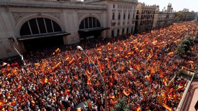 支持西班牙统一的数十万民众，把巴塞罗那的街道挤得水泄不通，他们反对加泰罗尼亚独立，抗议自治政府分裂国家。-路透社-