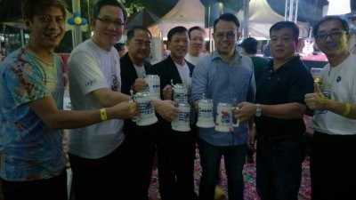 许李南（左4起）及沈志强与国际啤酒节晚宴出席者一起举杯畅饮。