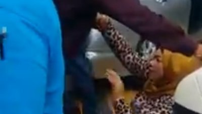 根据社交媒体所流传的视频，可见事主B跌倒在地后，仍遭人 攻击，其丈夫连忙以身体阻挡。