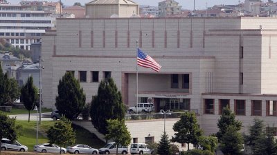 美国与土耳其外交风波，疑美使馆职员遭土国当局拘捕，双方互停非移民签证服务。这是美国驻伊斯坦布尔领事馆外观。