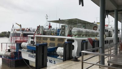 一场大雨出现风浪，往返浮罗交怡的客船被迫暂停服务。