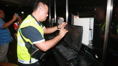 警方将非法赌博中心的赌博机及电脑带走，以作进一步调查。
