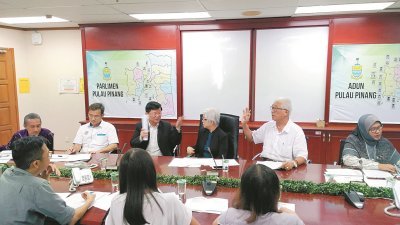尤端祥（左2起）、曹观友、章瑛、彭文宝在记者会上，宣布看护中心与托儿所转换建筑用途费获90%折扣的佳讯。