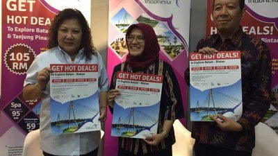 李慧贞（左起）、黎兹基韩达雅妮及哈里斯在记者会上简介本地至峇淡岛旅游优惠配套详情。