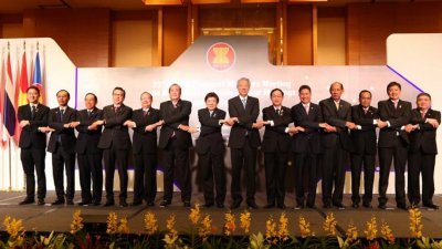 东盟交通部长会议在新加坡召开，东盟成员国与会部长在开幕仪式上合照。左4为交通部长拿督斯里廖中莱，左9张志贤。