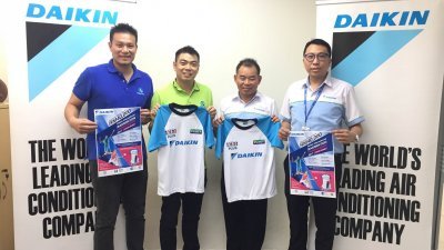Pioneer Sport两名管理人李万华（左起）和陈重名、马来西亚大金销售与服务有限公司副总经理黎容发、销售与服务有限公司推广部主管陈航良，一起为下个月举行的2017大金国际羽球锦标赛，主持推介礼。
