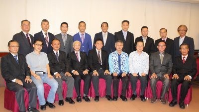 峇株巴辖龙工业城厂商公会第9届理事阵容。坐者左3起为李亚泉、郭明发、黄财旺及江明光。