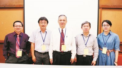 华研举办《马来西亚华人社会变迁：华文教育与人口老化论坛》，主讲人包括祝家丰（左）、陈耀泉（左2）、张运华（左4）及萧彣珈（左5）。中为主持人黄集初。