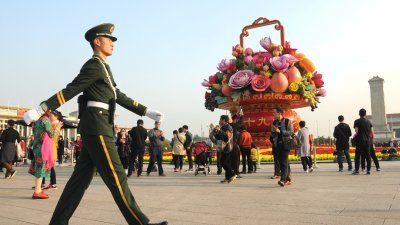中共十九大将在本月18日举行，北京天安门广场及周边已完成布置，迎接这5年一次的大会。