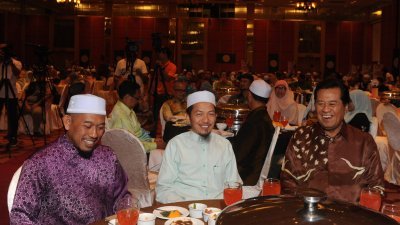 卡立依布拉欣（右）出席伊斯兰党选举局举办的筹款活动时，与雪州伊党主席沙烈汉慕基（左）及伊党中委聂阿都（中）同桌交谈。（摄影：徐慧美）