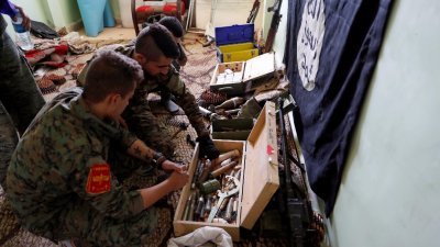 美国支持的“叙利亚民主军”武装部队人员，在拉卡市的一栋建筑里，发现IS分子匿藏处，搜出少量枪械、弹药和工具等。