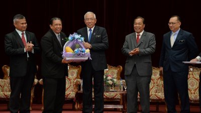 马来西亚国际辅导员协会主席拿督阿都哈林（左2起）赠送水果篮给玛哈兹尔、左起大马国际 辅导员协会副主席阿末加兹民副教授、印尼辅导员协会艾迪维博博，以及教育部副总监拿督阿 敏。 （摄影：曾钲勤）