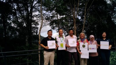 陈荣堡（左起）、石礼兴、里扎、玛格丽特、西蒂阿兹扎及贾斯汀希望今次的 普查研究活动，让人们对升旗山雨林有更丰富的认识。