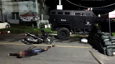 泰国警方赶往现场支援同僚，并在事后展开调查工作。