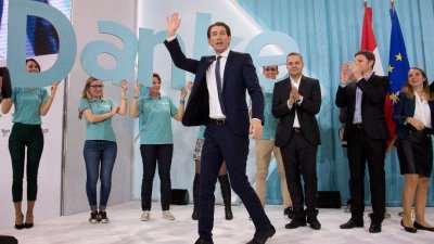 奥地利保守派人民党在周日的国会选举中成为第一大党，而党魁、现任外交部长库尔茨（中），也有望成为全球最年轻总理。