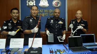 安峇拉甘（左3）及其他警员展示在嫌犯住家搜获的犯案工具。（摄影：蔡开国）