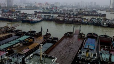 受“卡努”台风影响，海南全岛海陆交通停运，海上作业渔船已全部回港避风。