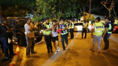 警方在柔州球迷遭爆竹炸伤后，马上展开大逮捕行动，共有7名霹州球迷落网。