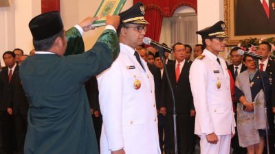 阿尼斯（中）周一在印尼总统府宣誓就职成为雅加达首长。-法新社-