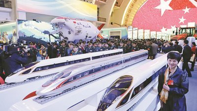 “复兴号”高铁组模型，位于“砥砺奋进的五年”大型成就展展厅的显眼位置，这与高铁在中国发展中的地位相适应。中国高铁运营里程突破2万2000公里，占全球高铁运营里程的65%以上，中国高铁日均开行动车组4000列，安全运送旅客60多亿人次。