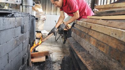 位于巴生的全和咖啡厂创办于1958年，60年来以推出咖啡乌为主，至今仍沿用百年传统方式，以木材火炒出香浓的咖啡粉。