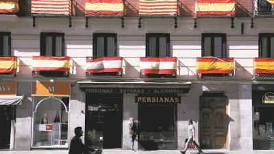 加泰罗尼亚自治区统独危机进入关键分水岭，这对于区域的经济以及整体西班牙都可能造成损害。马德里市的建筑物阳台外，挂上西班牙国旗和加泰罗尼亚旗帜，支持国家统一。