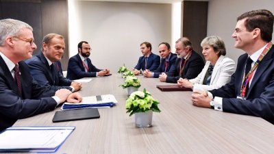 英国首相特丽莎梅（右2）在欧盟秋季峰会期间，与欧洲理事会主席图斯克（左2）会晤。