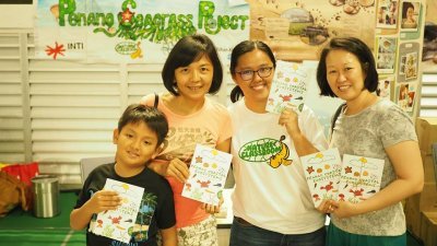黄云云（左3）早前在槟城国际绿色展上推介此书，获得热心自然教育者的支持与鼓励。