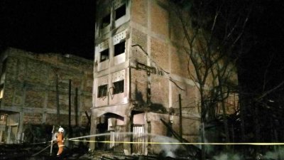 甘文阁大街周日凌晨发生火灾，3间木板及一间全砖店屋遭烧毁，所幸无人伤亡。