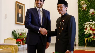 印尼总统佐科（右）日前在总统府，接待到访的卡塔尔埃米尔（国家元首）塔米姆。