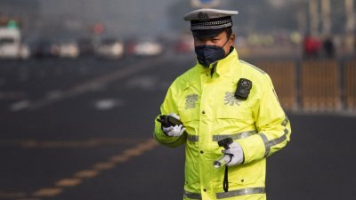十九大上周三开始举行，过去几天北京市未出现“十九大蓝”。这是上周五一名警员带上口罩，在天安门广场驻守。
