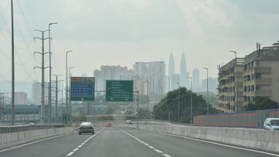 吉隆坡西部包括斯里白沙罗、甲洞、万挠和双溪毛糯的车辆，可使用斯里白沙罗连贯公路前往隆市中心。（摄影：颜泉春）