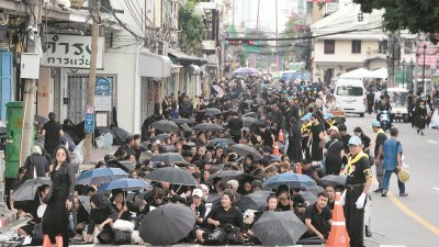 一连5天的丧仪周三开始，当局开放观礼位置，不少民众聚集在王家田及丧礼沿路，准备见证丧礼。