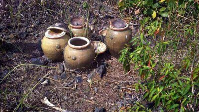 国能承包商在端洛那拉新村一个山区，发现了4个装有骸骨的瓷瓮。
